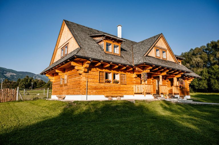 Poznaj technologię CLT i buduj szybciej oraz ekologicznie. Trwałe, energooszczędne domy z drewna, które zachwycają komfortem.