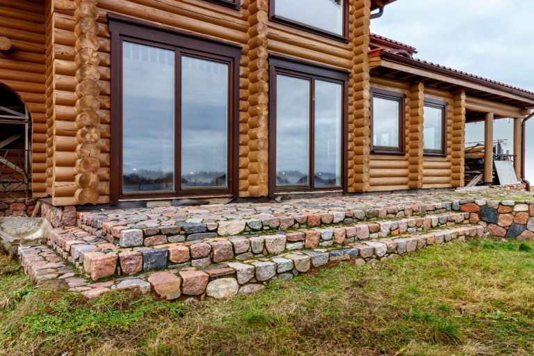 Porównanie bali litych i klejonych. Poznaj różnice, zalety i wady oraz wybierz dom z drewna, który zapewni trwałość, komfort klimat.